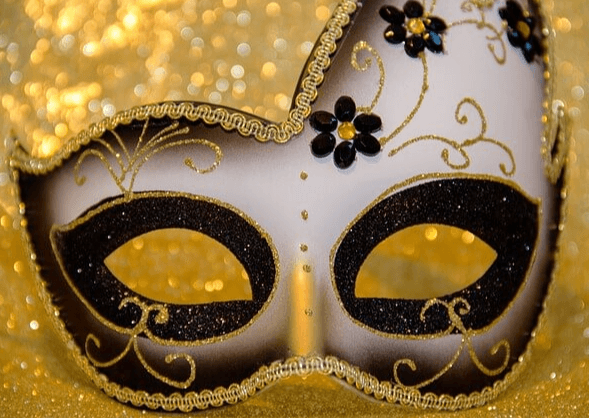 황금빛이 전체 배경에서 반짝거리고 맨 앞에는 하얀색으로 된 얼굴 가면이 있다. 눈 테두리는 굵은 검은색이고 가면 테두리는 황금실로 장식됐다.