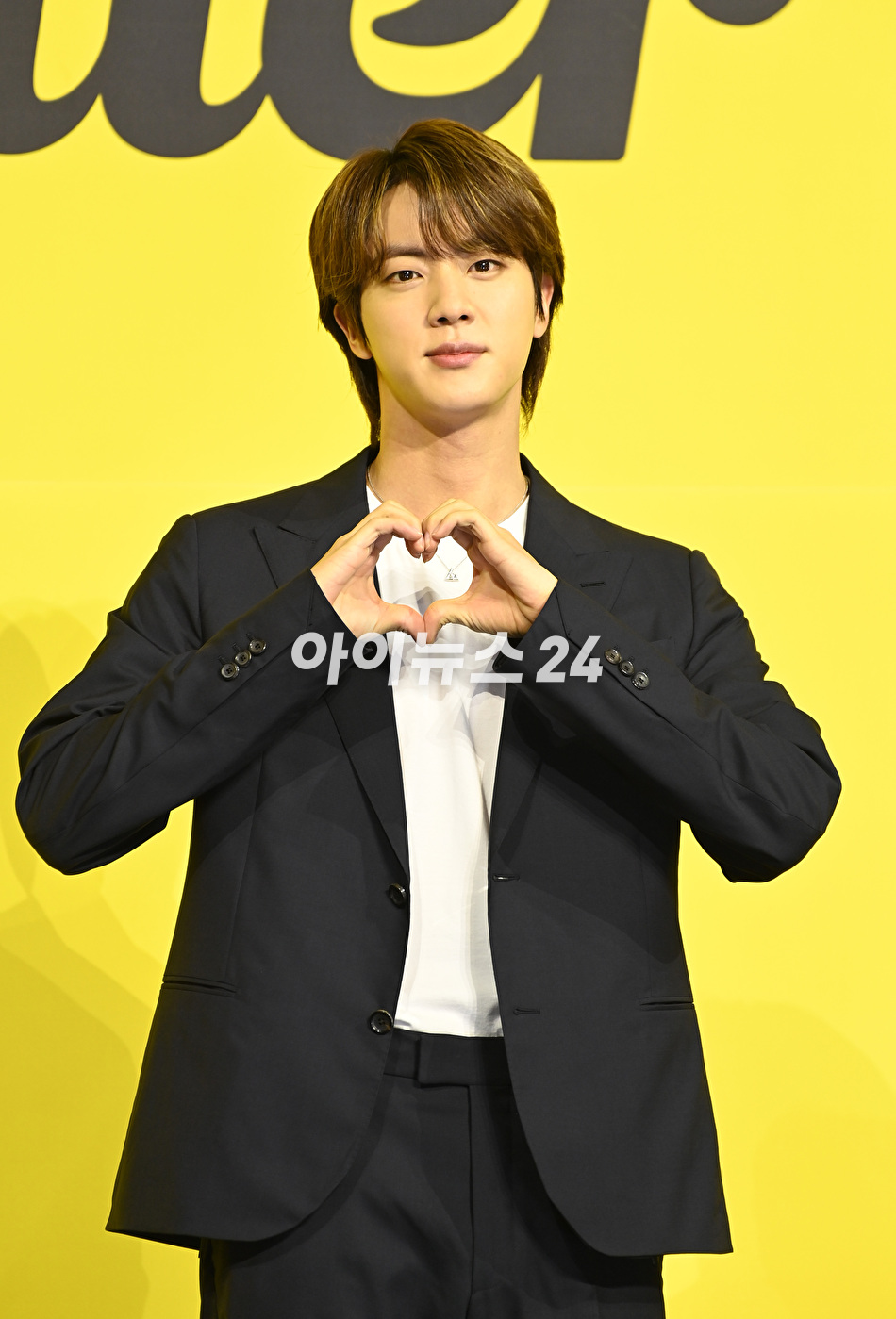 방탄소년단(BTS) 새 디지털 싱글 'Butter' 발매 기념 글로벌 기자간담회가 21일 오후 서울 송파구 방이동 올림픽공원 올림픽홀에서 열렸다. 방탄소년단 진이 포토타임을 갖고 있다.