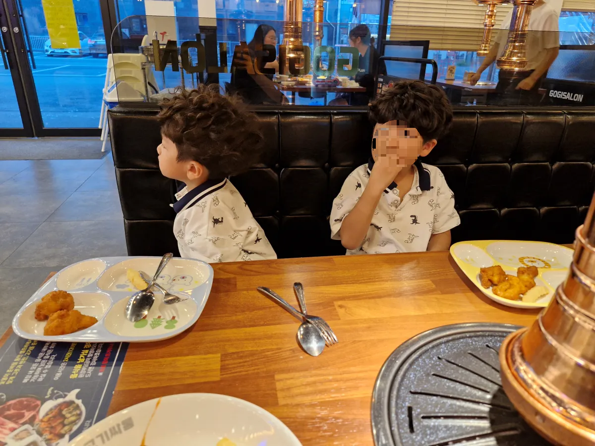 치킨을-잘-먹고-있는-두-아들