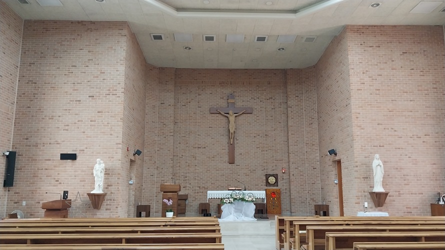 청주 산남동성당 성전 안 십자고상, 제대, 제단, 감실 사진입니다.