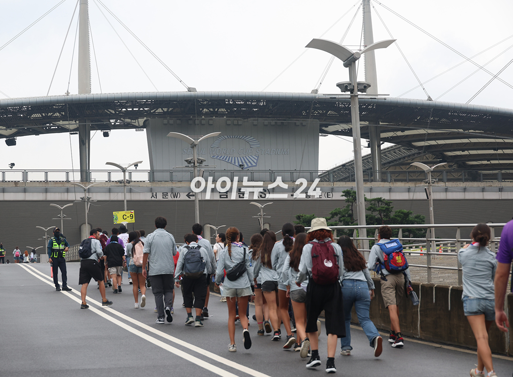 11일 오후 서울 마포구 상암동 서울월드컵경기장에 2023 새만금 세계스카우트 잼버리 폐영식에 참가하는 각국 스카우트 대원들이 도착하고 있다. [사진=사진공동취재단]