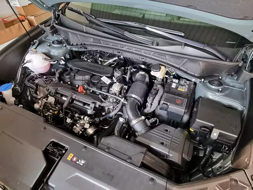 더 뉴 투싼 시동을 걸고 엔진룸을 열어봅니다.