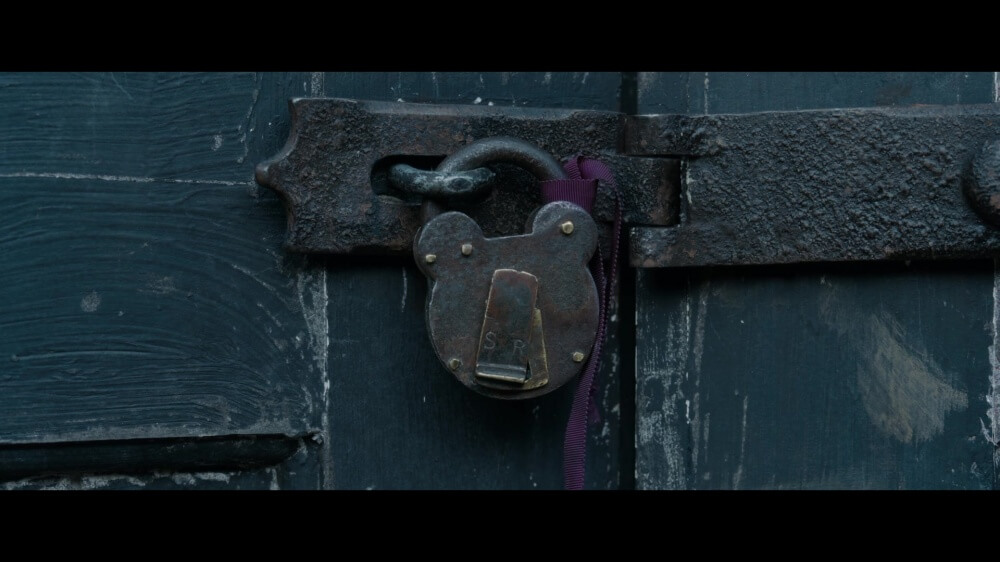 영화 에놀라 홈즈 스틸컷 &ndash; 자물쇠와 리본이 클로즈업된 장면