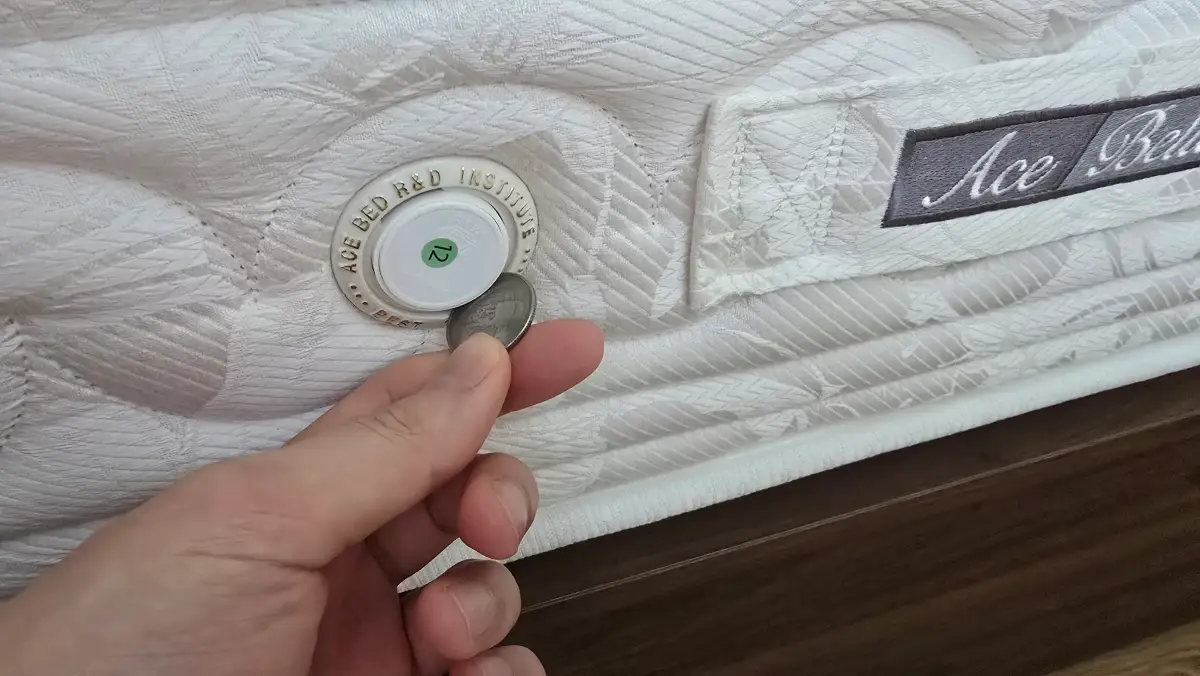 위아래로 나있는 홈에다가 동전을 넣어서 빼내는 모습