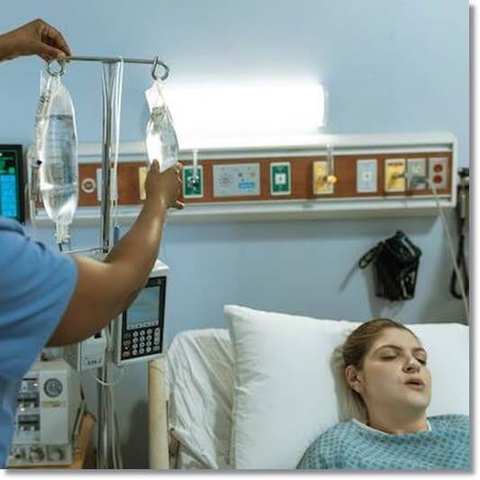 다낭성 신장 질환 합병증으로 입원한 여성