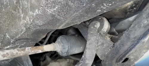 국산 전륜자동차 하부 모습