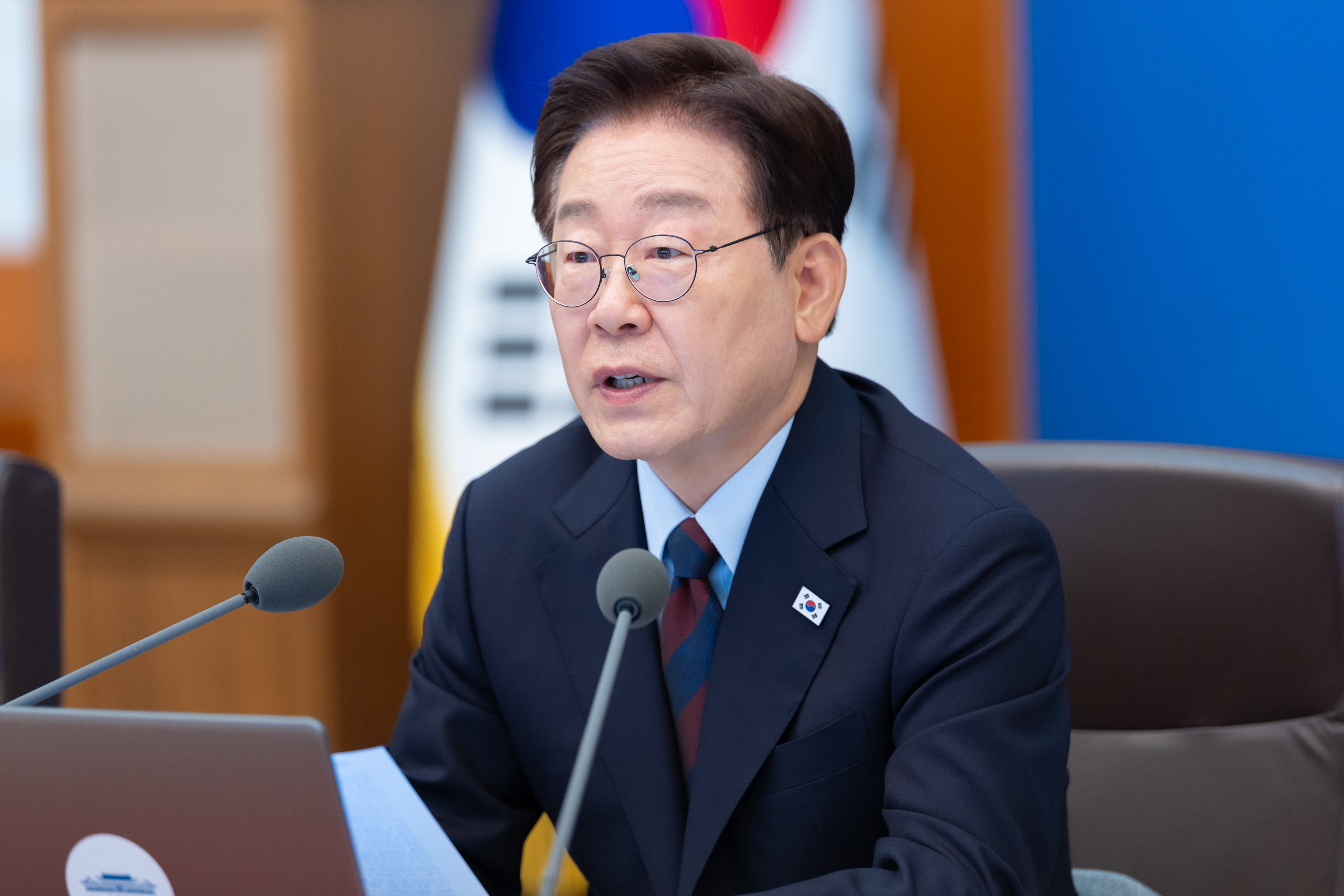 이 대통령 초격차 산업강국: 취임 1주년 기자회견 경제 비전 발표! AI 반도체 및 국민성장펀드 대규모 투자 프로젝트 분석