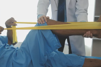 종아리 통증 치료받는 사진