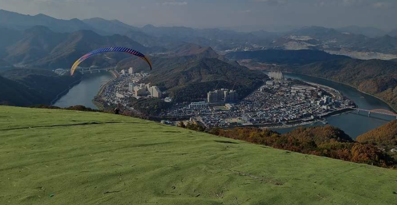 양방산활공장 패러글라이딩 하는 모습 사진
