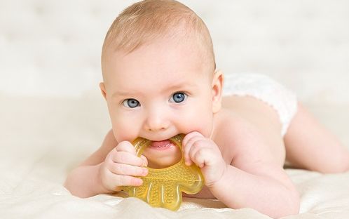 아기가 손가락 빠는 이유와 대처법