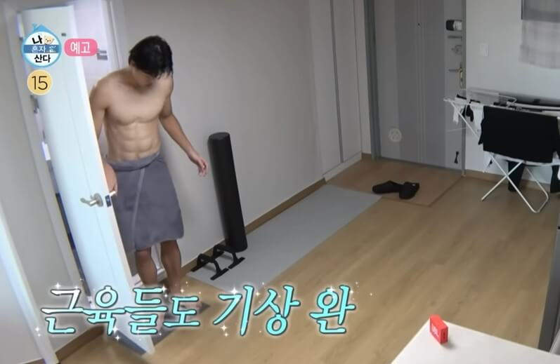 상의 탈의한 채 복근 드러내고 욕실에서 나오는 조규성