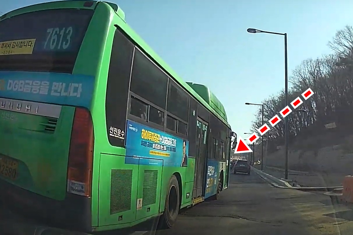 비상등 켜고 난폭운전을 하는 버스