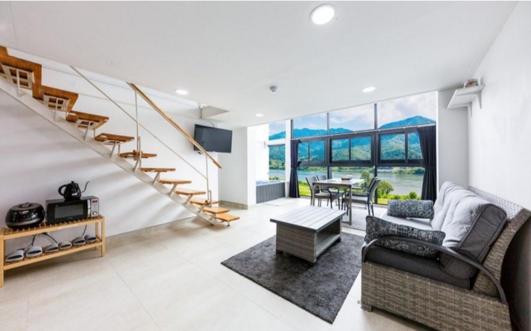 202호 토파즈 거실