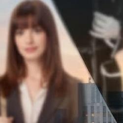 뉴욕 마천루를 배경으로 서 있는 세련된 여성 리더의 모습과 과거 영화 속 두 가지 대조적인 모습(미란다의 권위적인 모습과 앤디의 복합적인 모습)이 콜라주 된 이미지입니다.