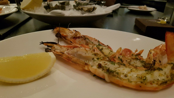 시드니 ROCKPOOL Bar&amp;Grill에서 신선한 새우요리