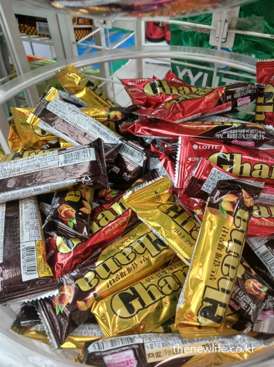 다양한 초콜릿 바들이 가득 담겨 있는 모습