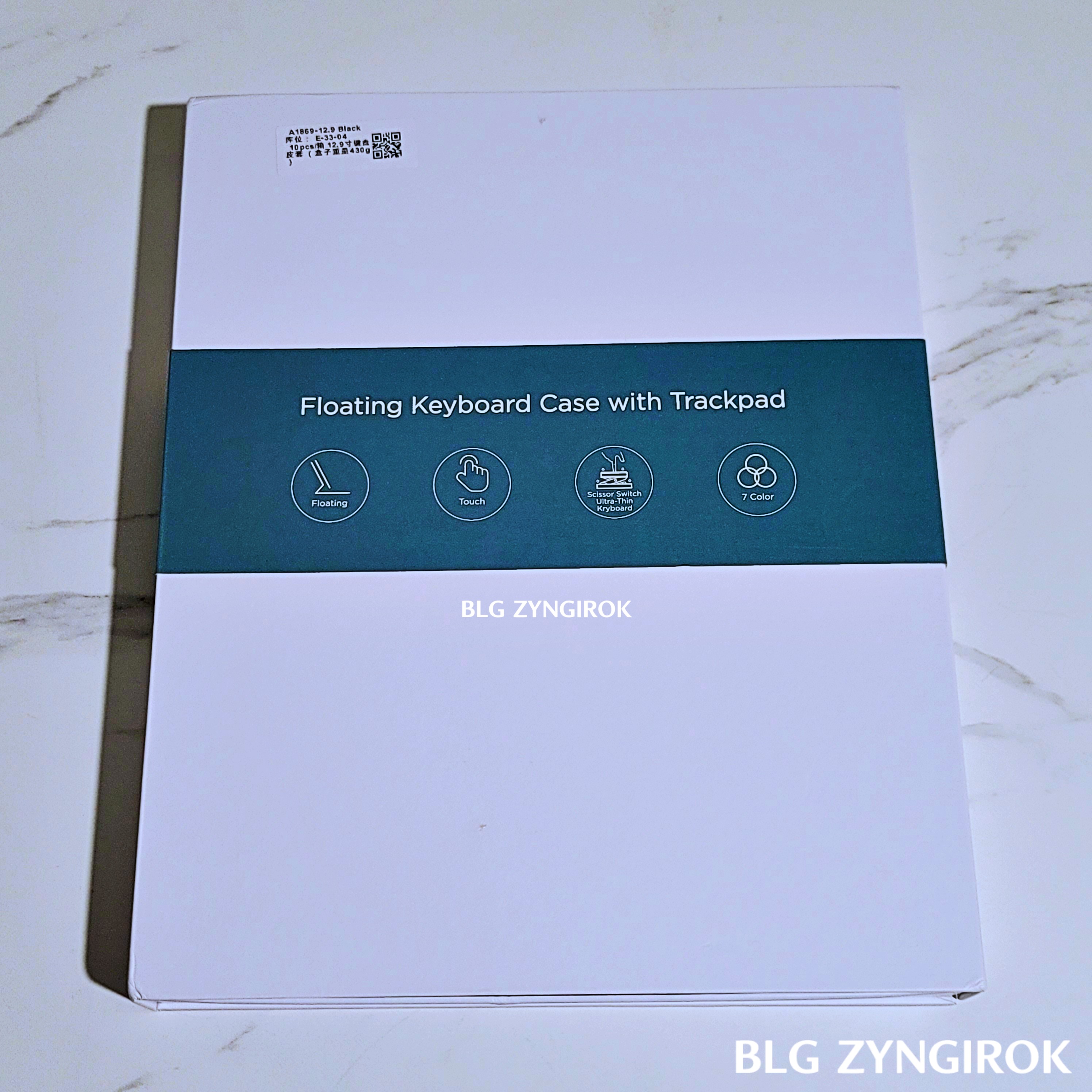 아이패드 키보드 케이스 상자가 테이블 위에 놓여있다.