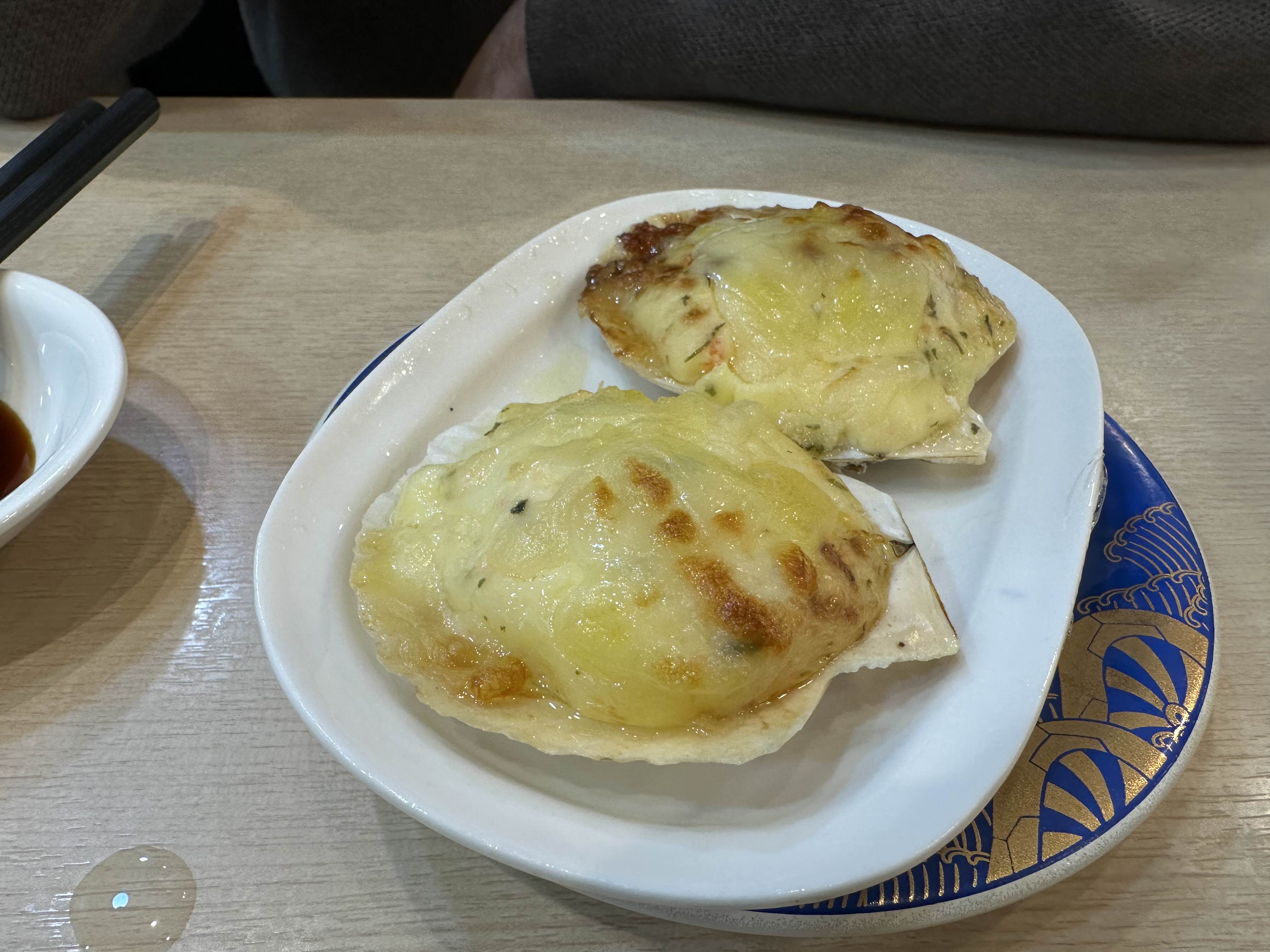 진주 회전 초밥 맛집 스시츠카무 완저치즈구이