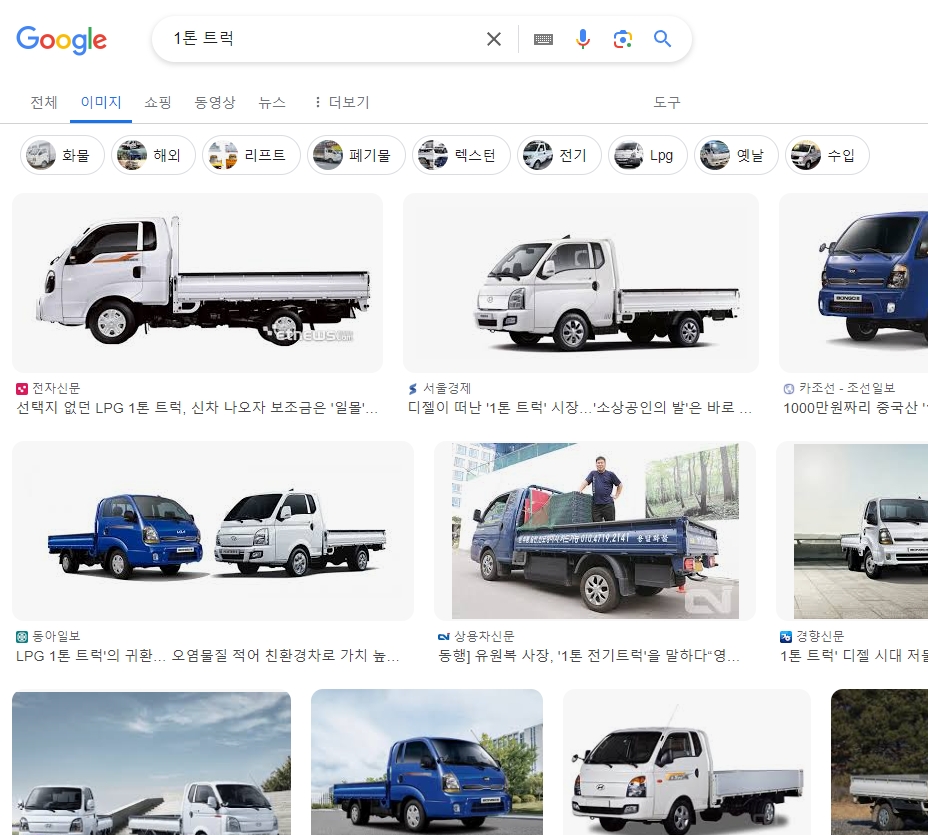 이삿짐 박스가 벽면에 가지런히 쌓여있는 장면