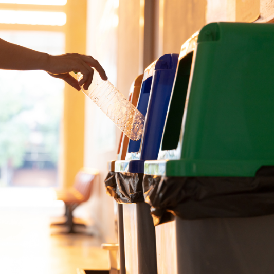 쓰레기통 악취, 이 방법으로 해결해보세요 – 탈취 팁, 정기 청소, 계절별 관리법