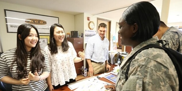 영어를 잘 해야 미군부대 취업이 가능하다.