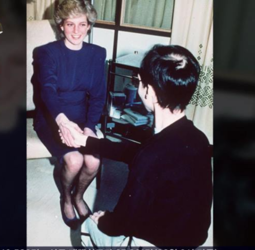 에이즈 환자와 악수하는 다이애나 비