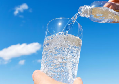 탄산수를 붓는다.