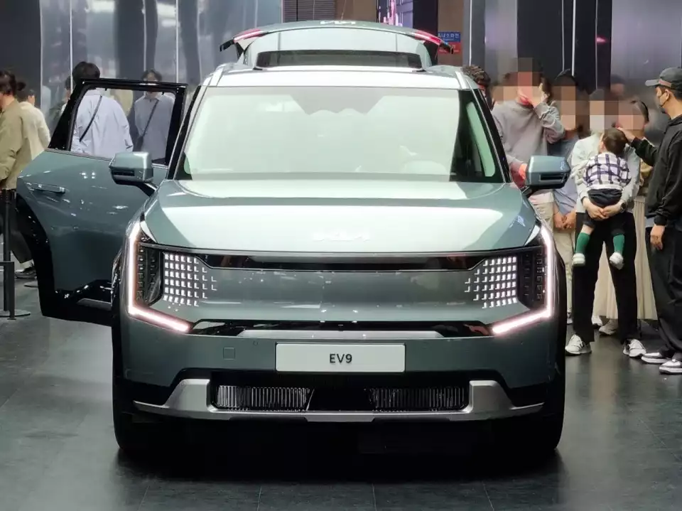 EV9 일반 모델의 앞모습은 이렇습니다.