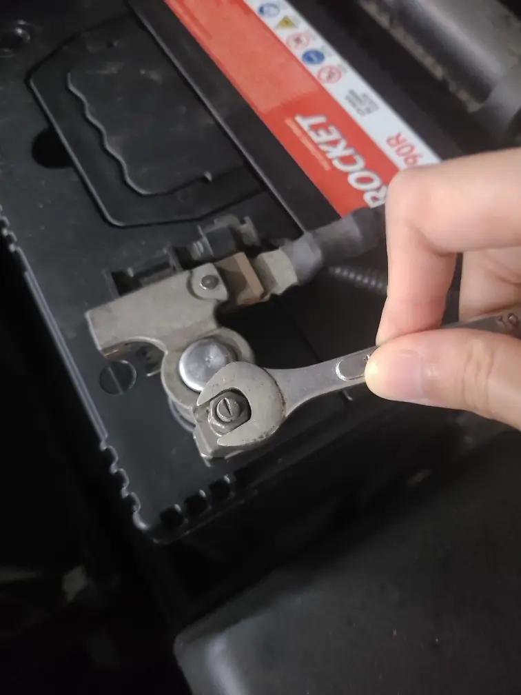 자동차 배터리 방전 예방법. 일반적인 예방법, 퓨즈 뽑기, 배터리선 빼기 (암전류 끄기)