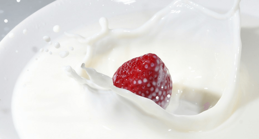 요구르트 속에 떨어지고 있는 딸기