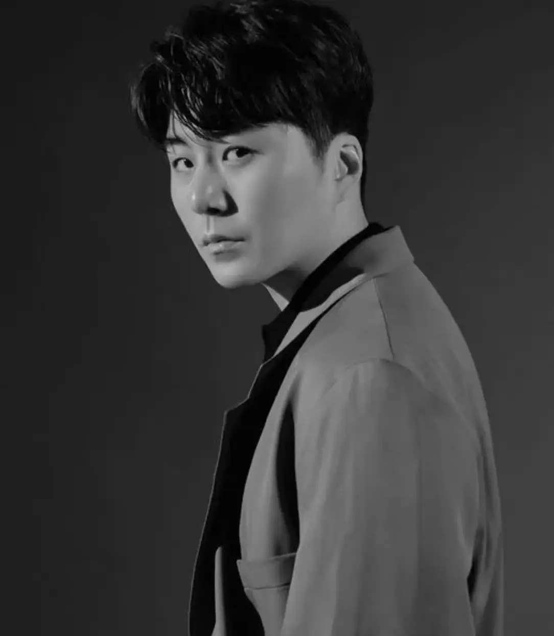 회색바탕 서서 옆을 보는 이루