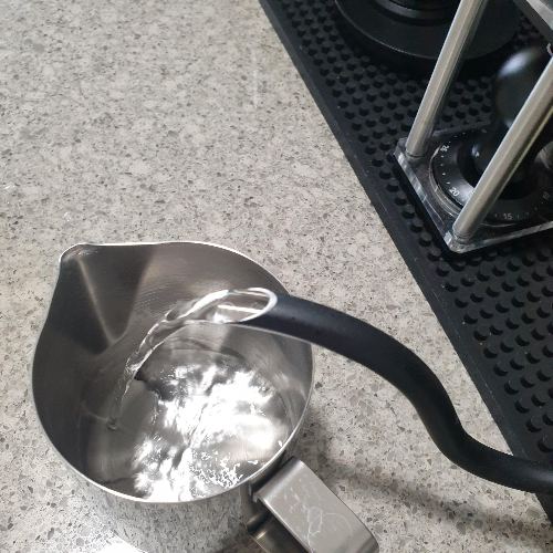 8g레시피와 13g레시피: 소량의 원두로 브루잉 해보자_8g_드립포트 예열