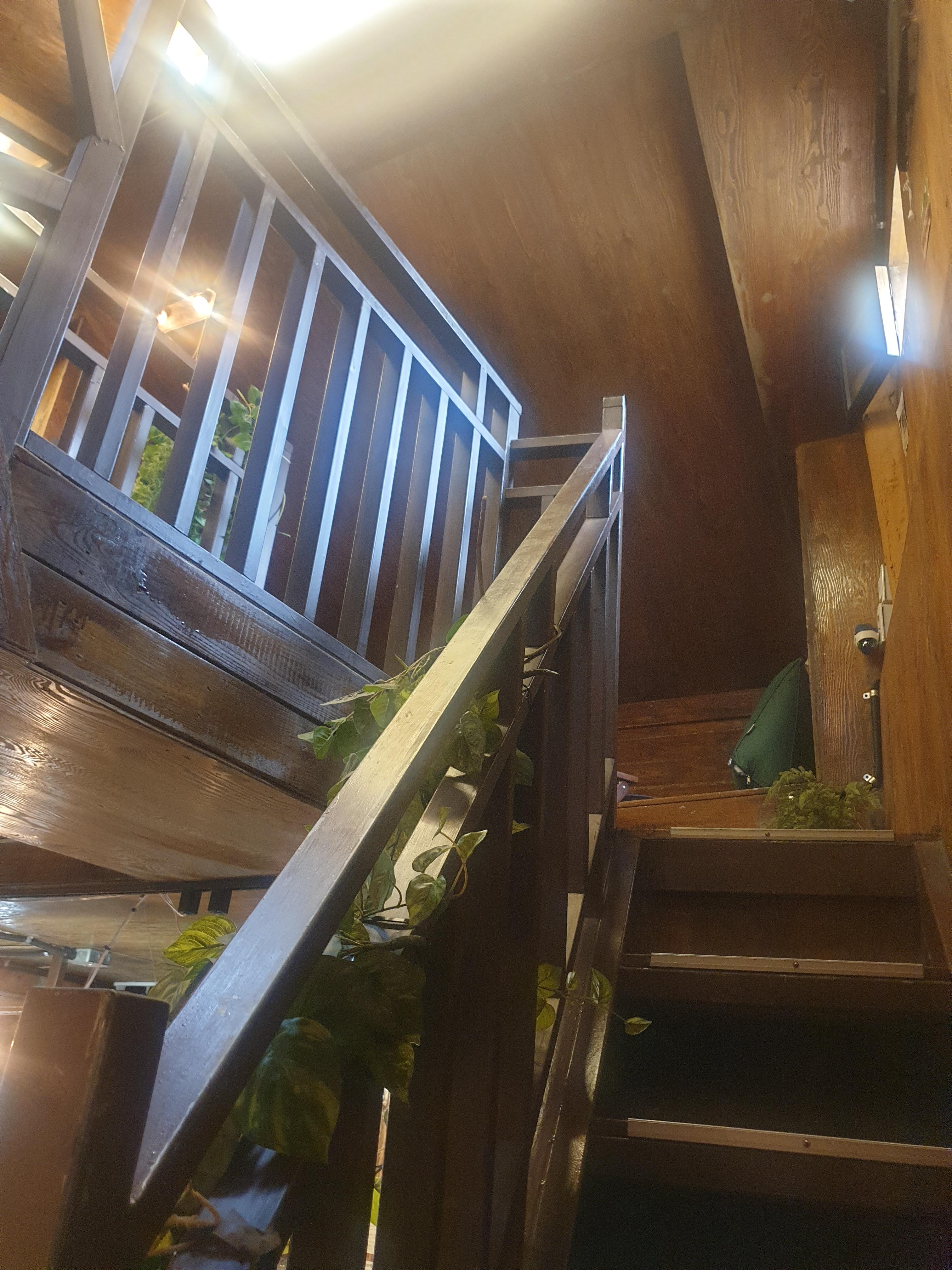 까페 2층으로 올라가는 층계 사진