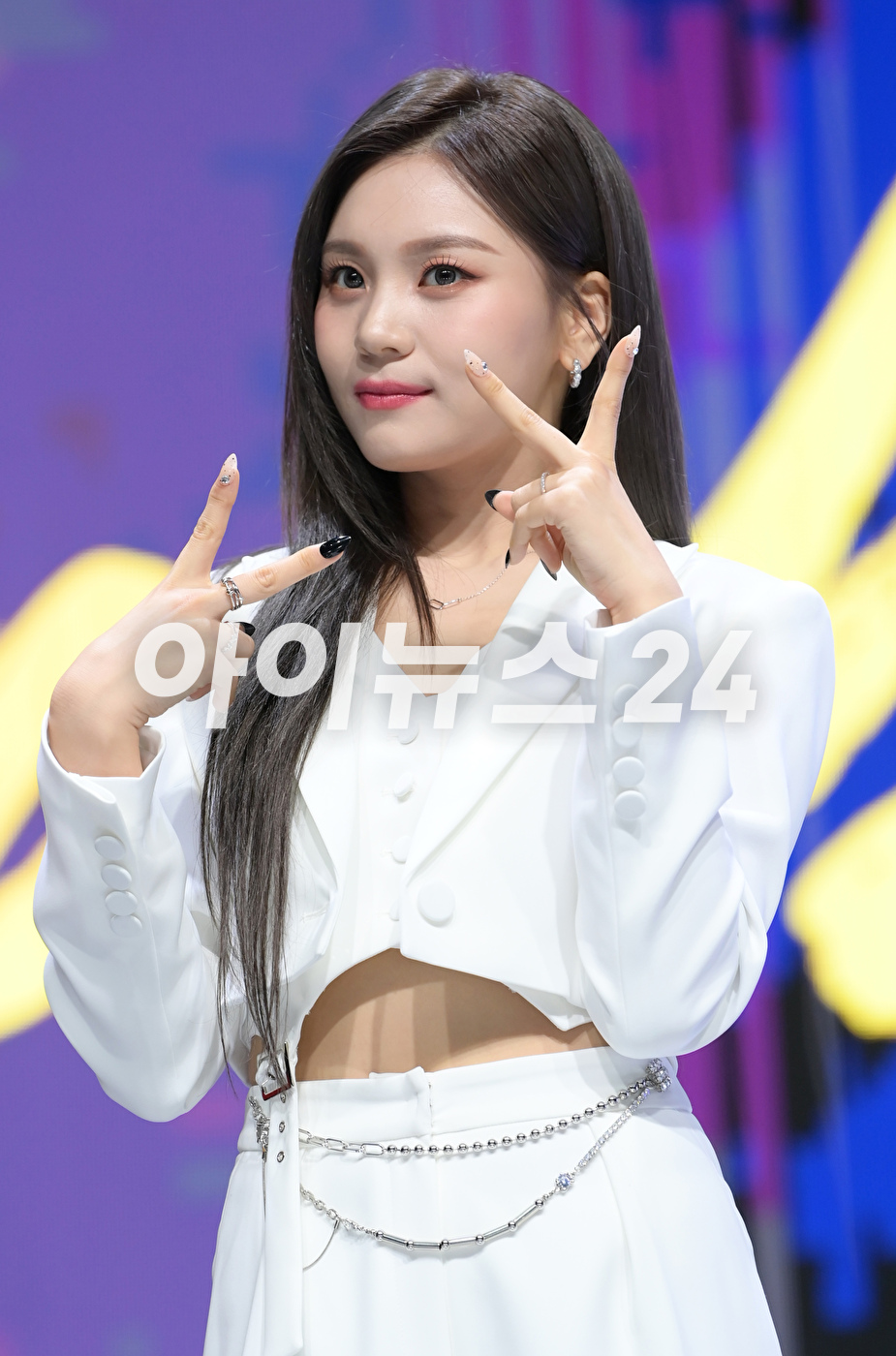 그룹 비비지 엄지가 31일 오후 서울 광진구 예스24라이브홀에서 진행된 비비지(VIVIZ) 세 번째 미니앨범 &#39;베리어스(VarioUS)&#39; 발매 기념 쇼케이스에 참석해 포즈를 취하고 있다. [사진=정소희 기자]