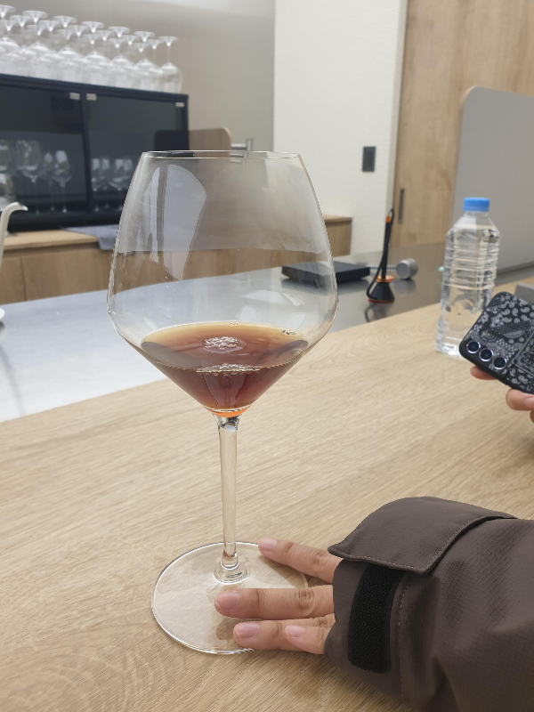 테이블 위에 커피가 든 와인잔이 보인다.