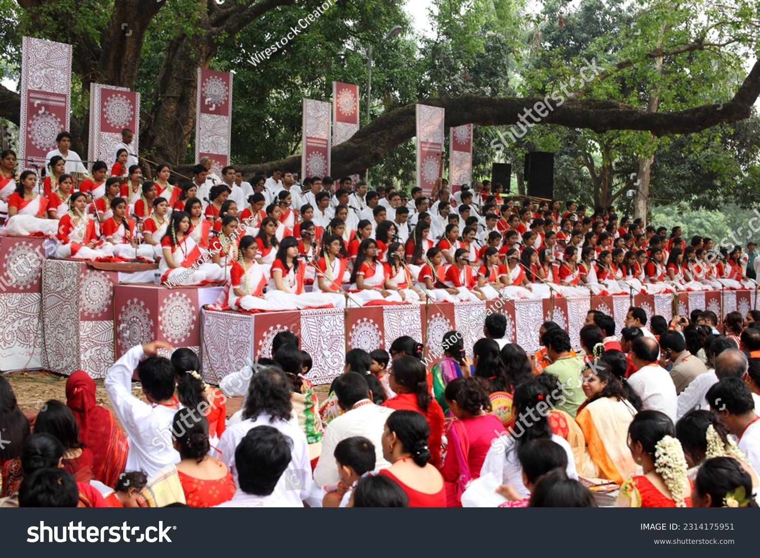 많은 사람들이 모여서 보이사크의 날을 기념하는 벵골인 사람들을 찍은 사진입니다.