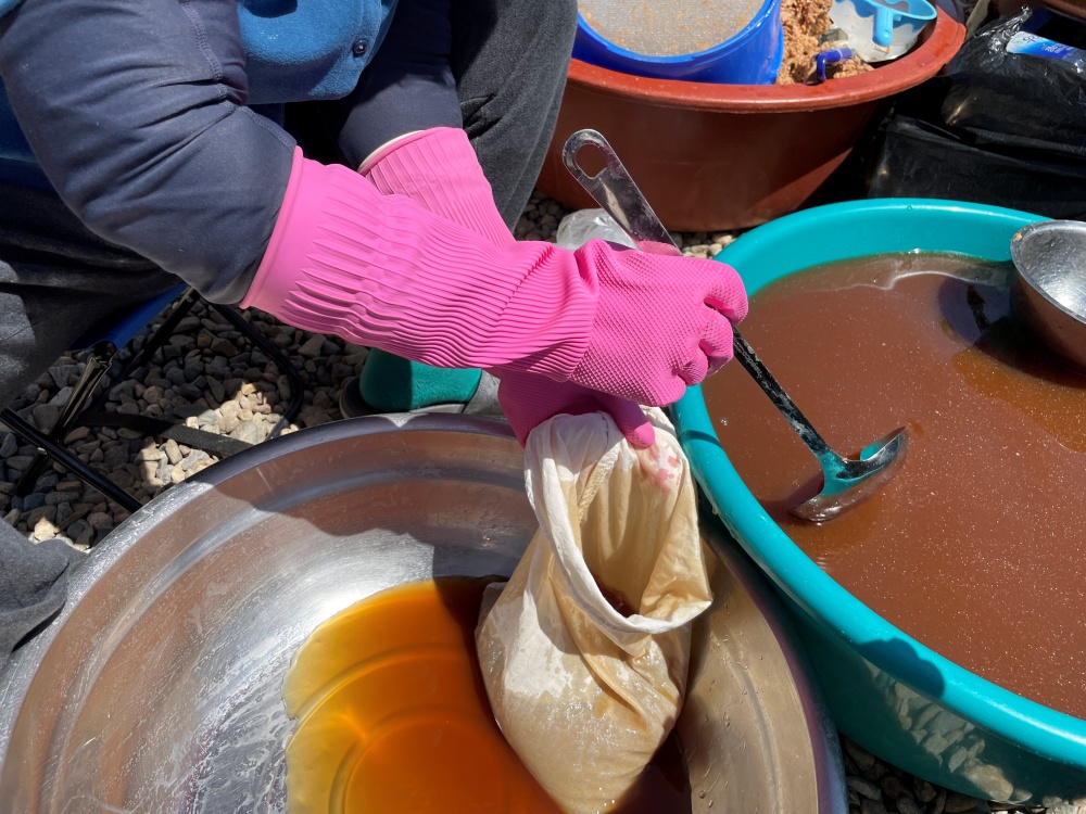 간장을-면포에-걸러주는-이미지