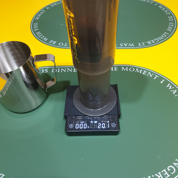 저울위에 에어로프레스가 올라가 있다. 저울은 20.1g을 가르킨다.