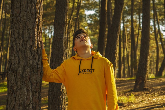 하늘을 보고 있는 남자학생 사진입니다.