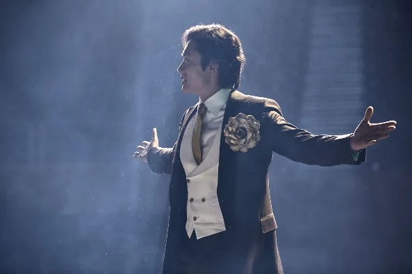 강연을 하고 있는 진현필(이병헌) 회장