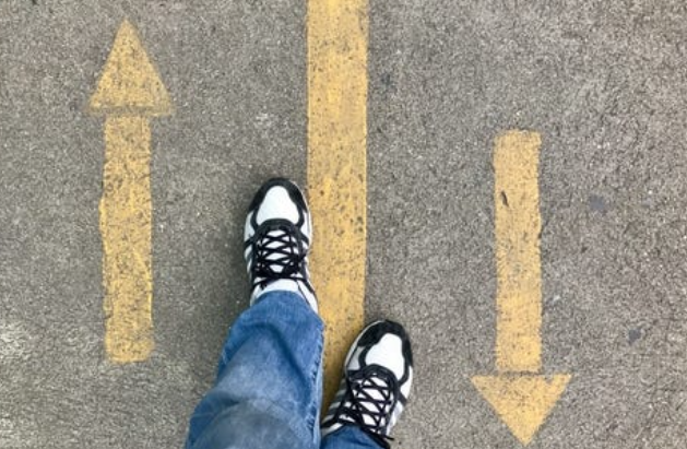 몇 걸음 뒤로 물러나라.