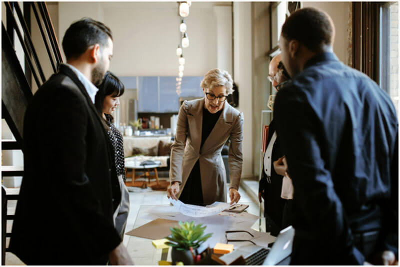 면접 대기실에서 이력서를 들고 기다리는 중년 남성