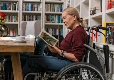 할머니의 독서하는 모습, 할머니의 새로운 도전을 의미하는 이미지