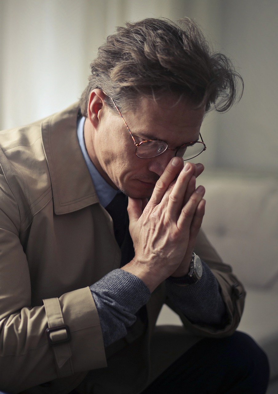 고민에 빠진 중년 남성 이미지