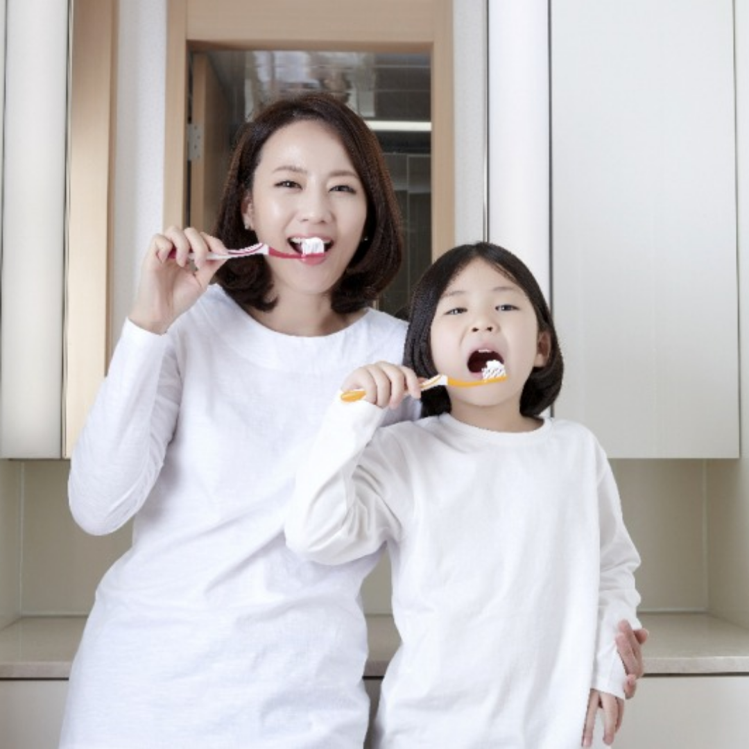 엄마와 딸이 양치질을 하고 있다.