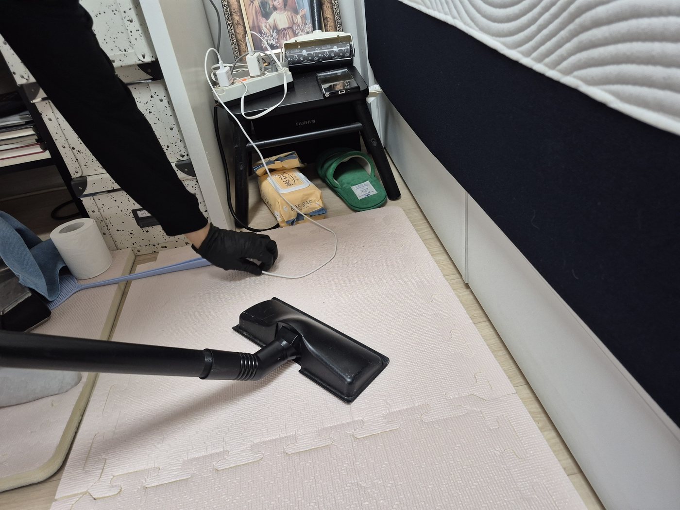 매트리스 아래 프레임 주변까지 이어서 집진하는 중