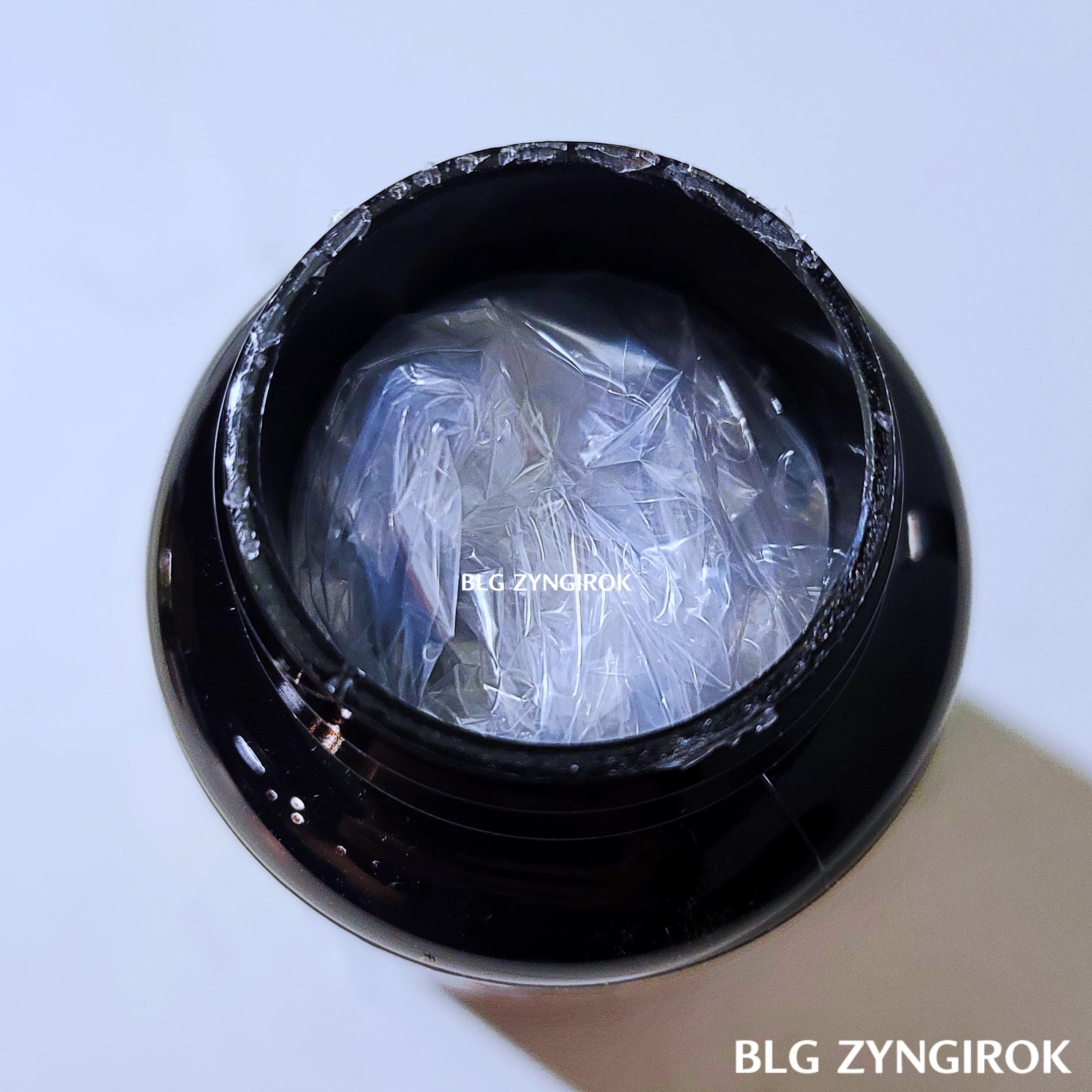 오메가3 밀폐 포장을 벗겨낸 모습이다.