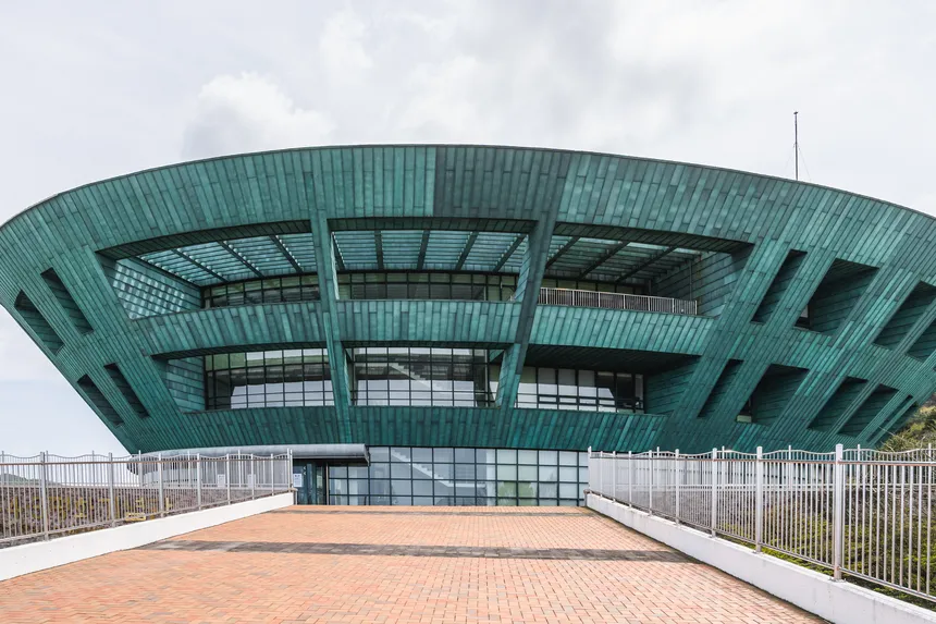 조용한 제주 4·3 평화공원의 산책로와 하늘이 어우러진 풍경