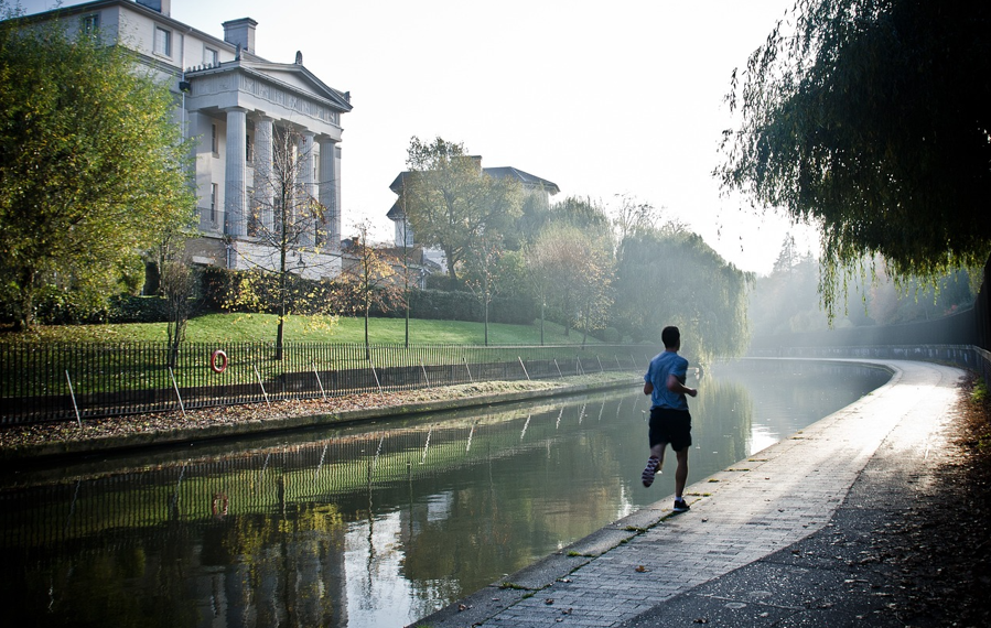 달리기 하는 남성