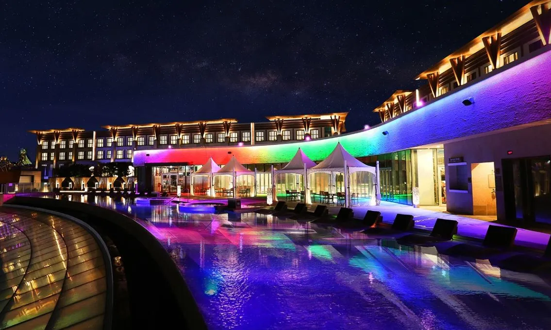 제주도-여행-신화월드호텔-신화관-스카이풀-파티-외관-야경